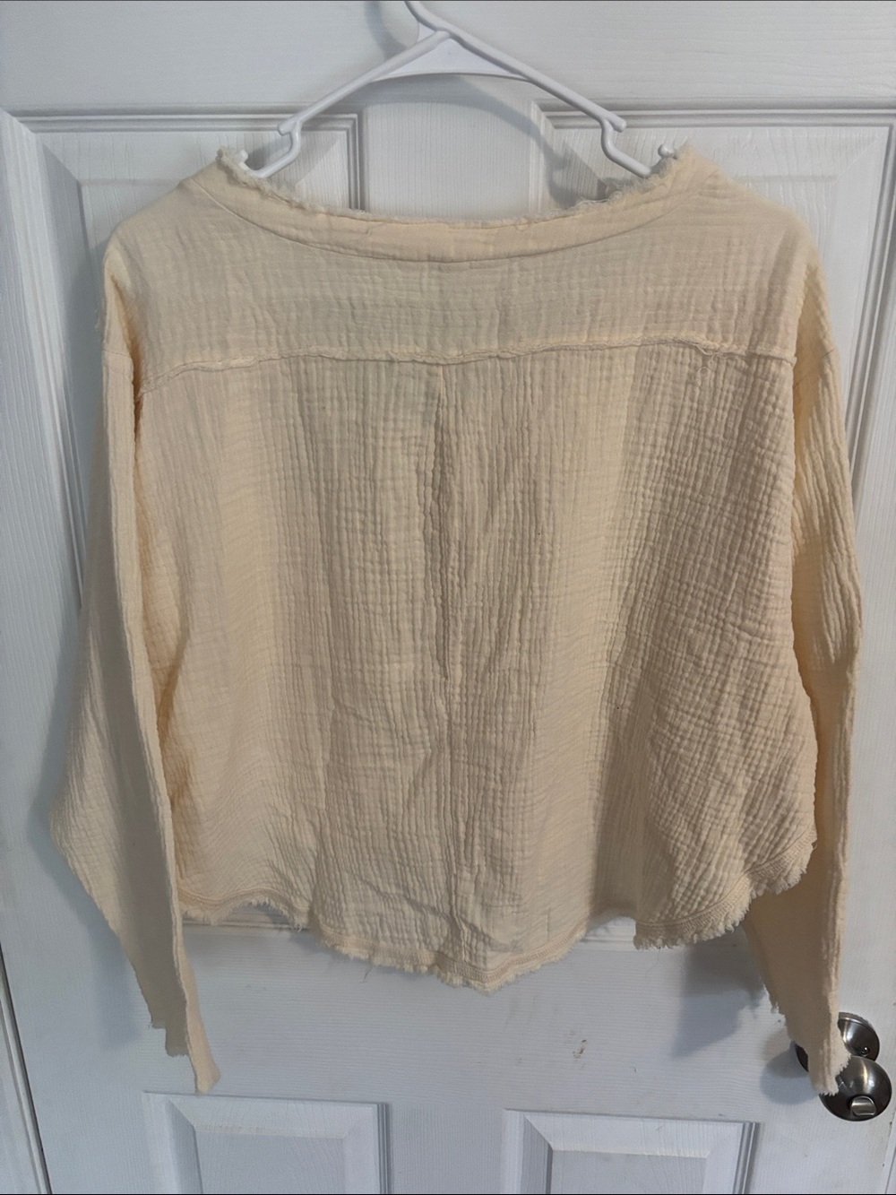 entro Cream Gauze Button-Front Long Sleeve cropped Henley - Picture 4 of 9